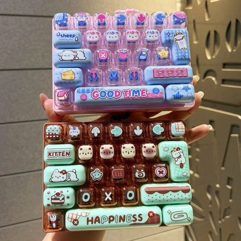 Mini Keyboard Keycap Clicker Keychain – 26-Key Giant Keycap Fidget Toy | Cute Bag Charm & Gift